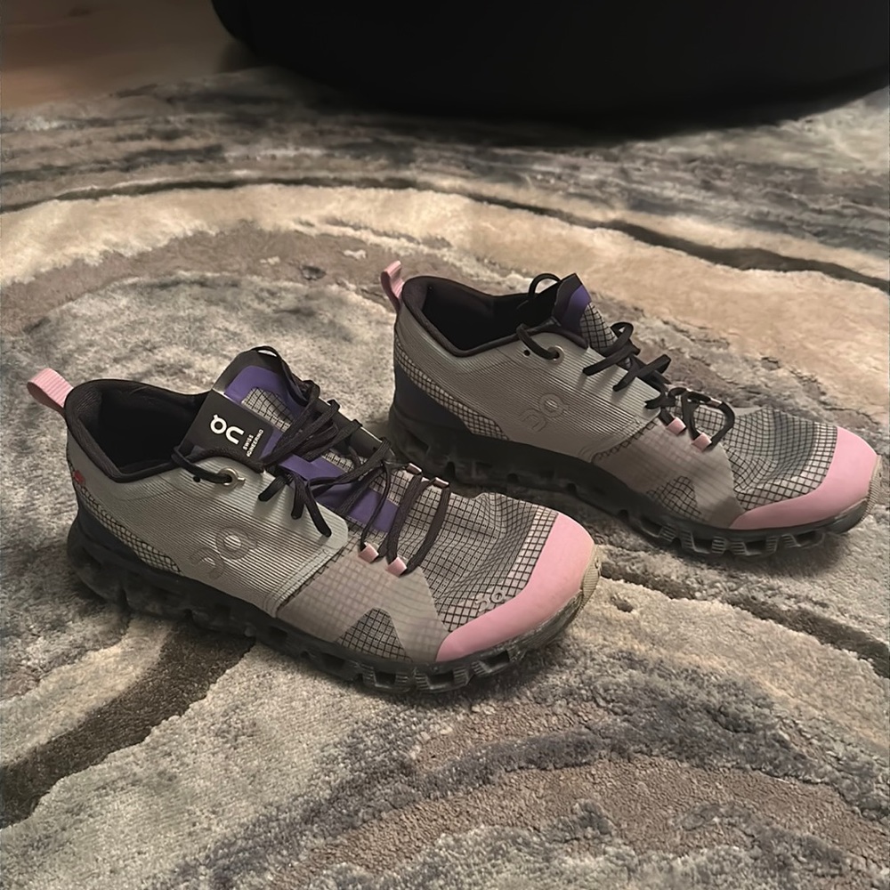 On cloud sneakers sz 8